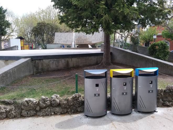 Completada la renovació de papereres a parcs infantils i entorns&nbsp;escolars